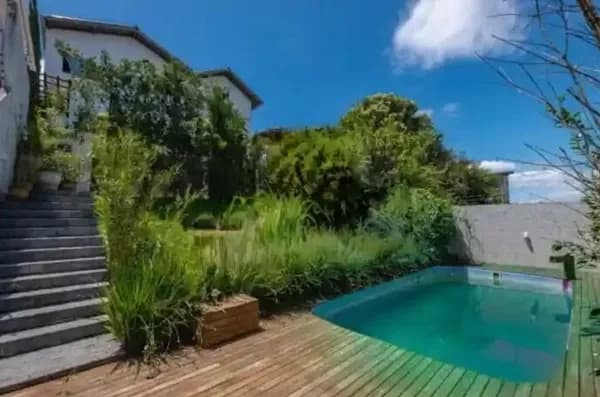 Casa 4 dormitórios com piscina