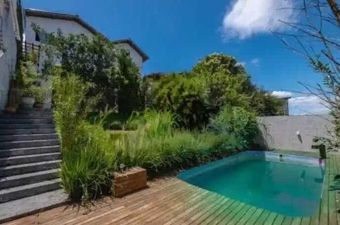 Casa 4 dormitórios com piscina