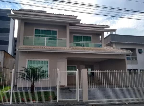 Oportunidade! Casa com 3 dormitórios com excelente localização