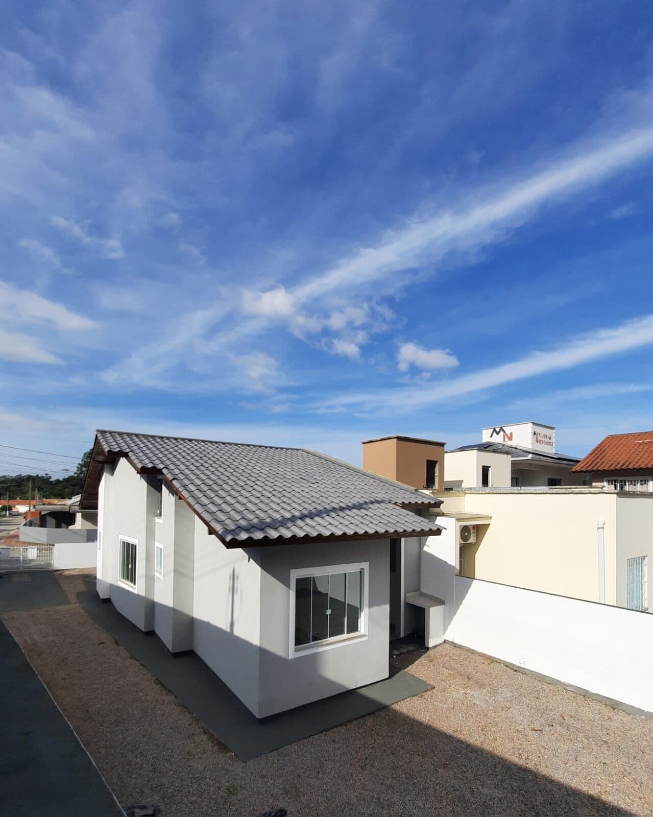 Excelente casa unifamiliar nova com 3 dormitórios