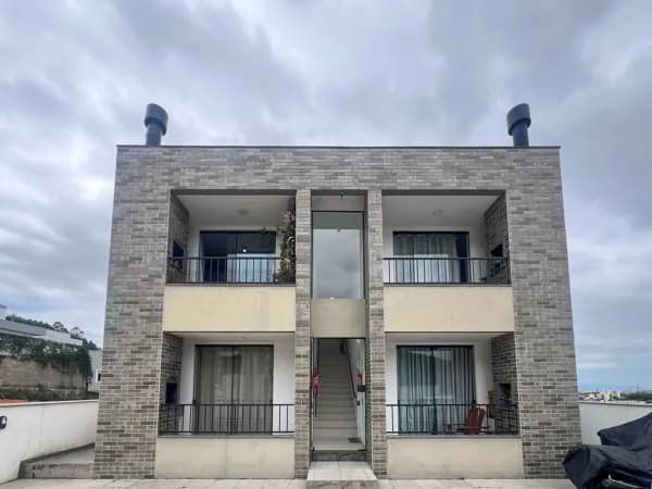 APARTAMENTO COM 2 QUARTOS SENDO 1 SUITE NA PALHOÇA/SC