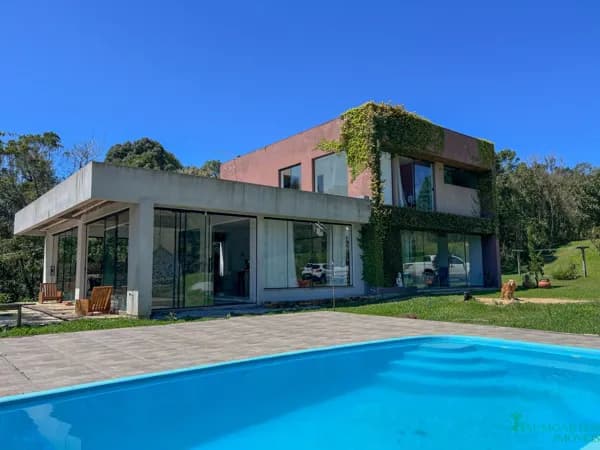 Sítio com casa de alvenaria em rancho queimado