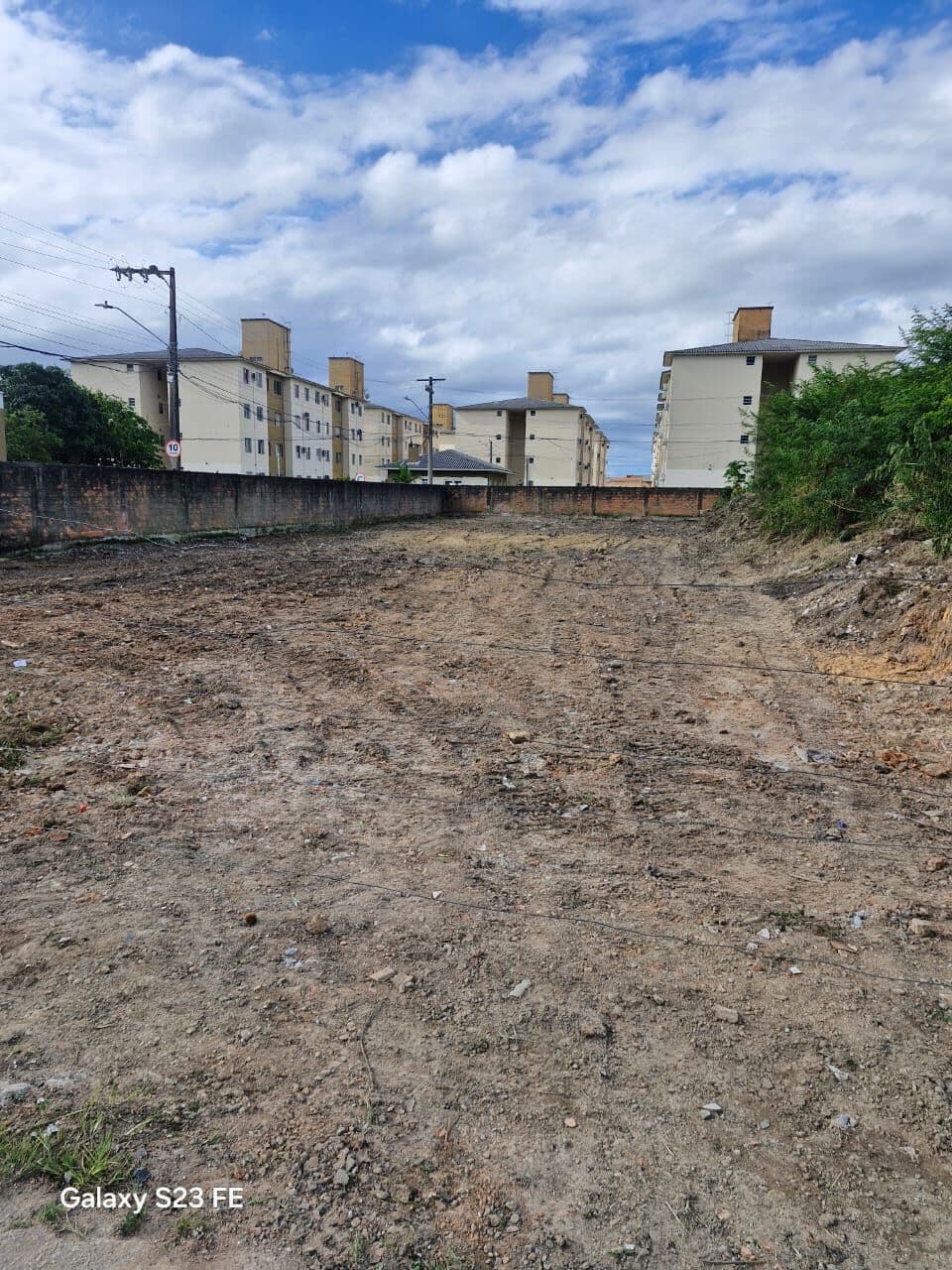 Amplo terreno 717m2 próximo a comércios