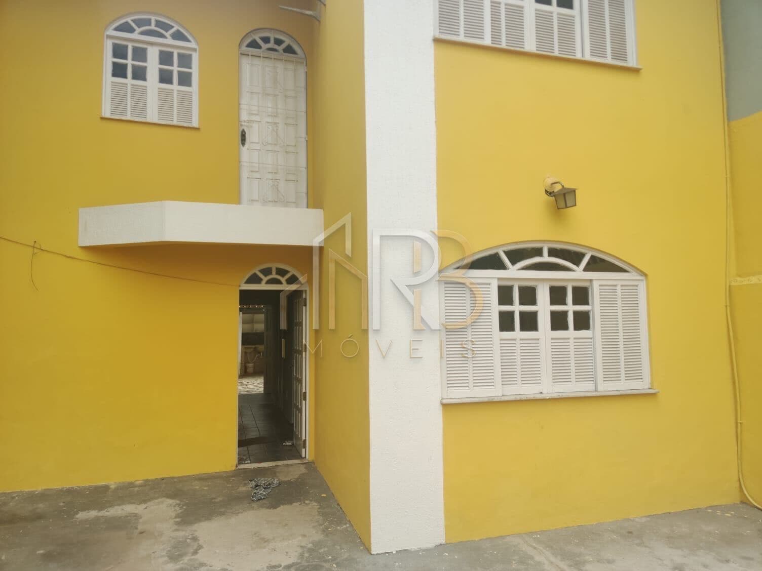 Casa com 2 pavimentos .