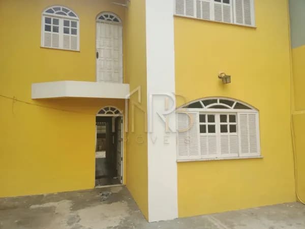Casa com 2 pavimentos .