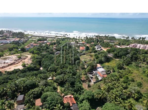Sitio pertinho da praia com muita água .