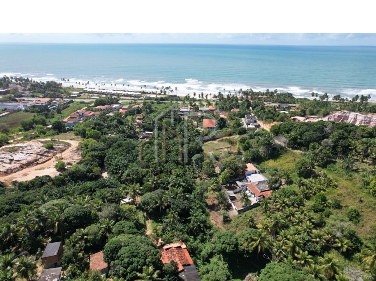 Sitio pertinho da praia com muita água .