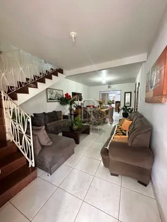 Casa com 3 pavimentos na zona sul .