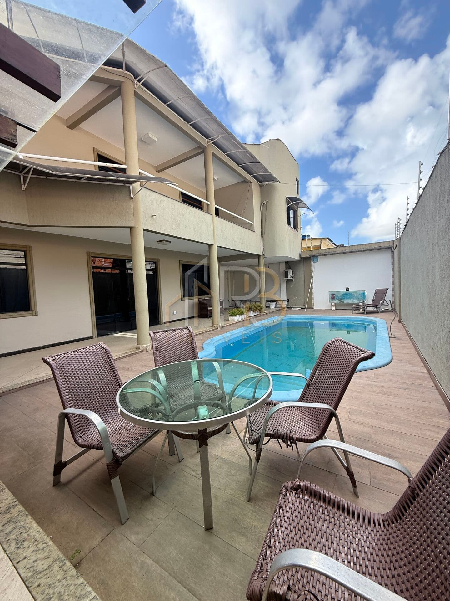 Casa com piscina 3 suítes na zona sul