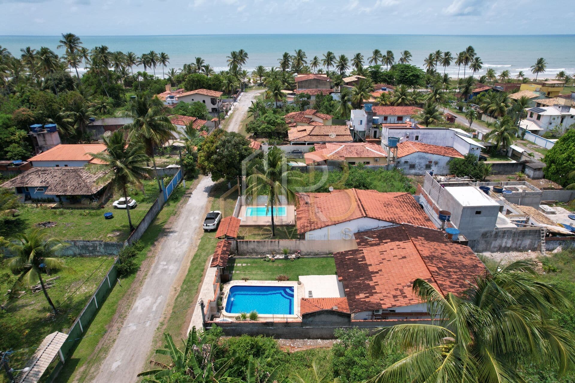 Casa com Piscina pertinho do mar .