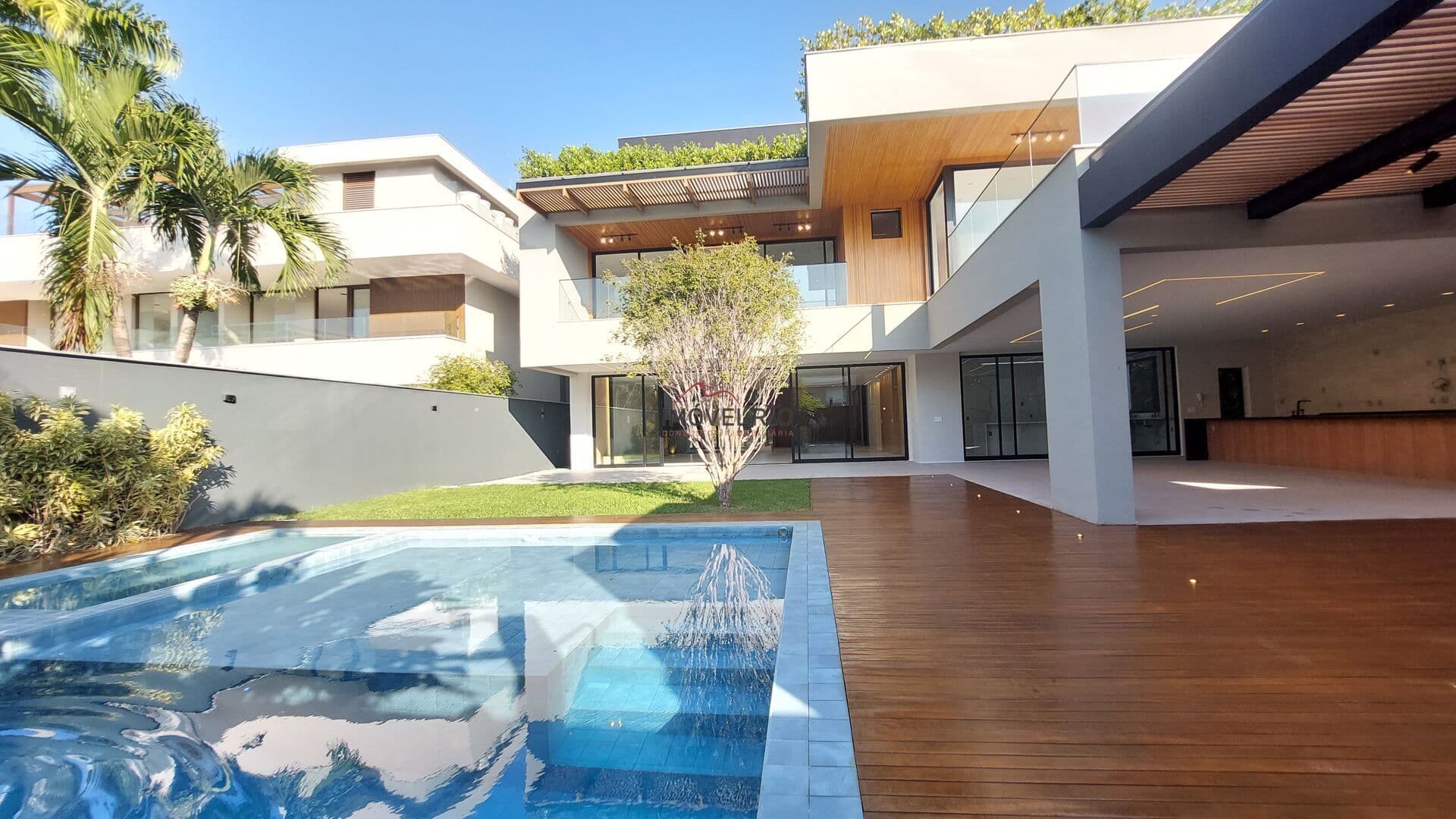 Mansão Moderna no Santa Mônica Jardins – 6 Suítes, Subsolo, Piscina e Alto Luxo na Barra da Tijuca