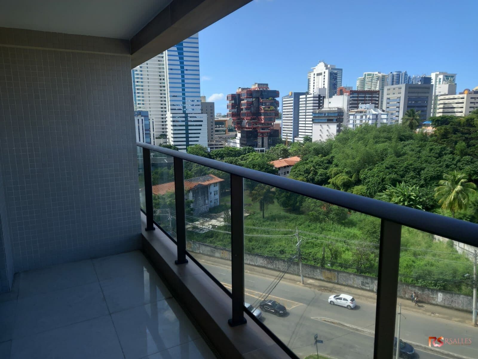 Apartamento Quarto e sala com varanda - Caminho das Árvores