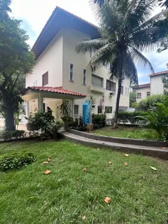 EXCELENTE CASA DUPLEX DE ESQUINA NO CONDOMÍNIO SANTA MARINA