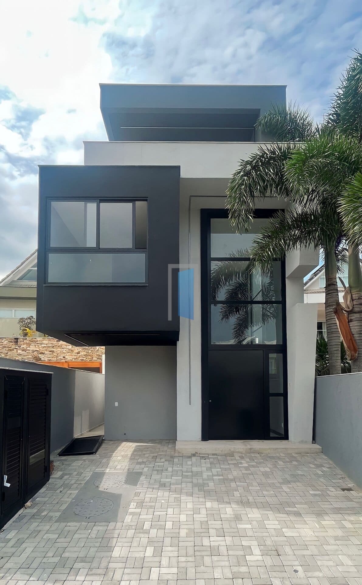Linda casa triplex no exclusivo condomínio R I V I E R A D E L S O L