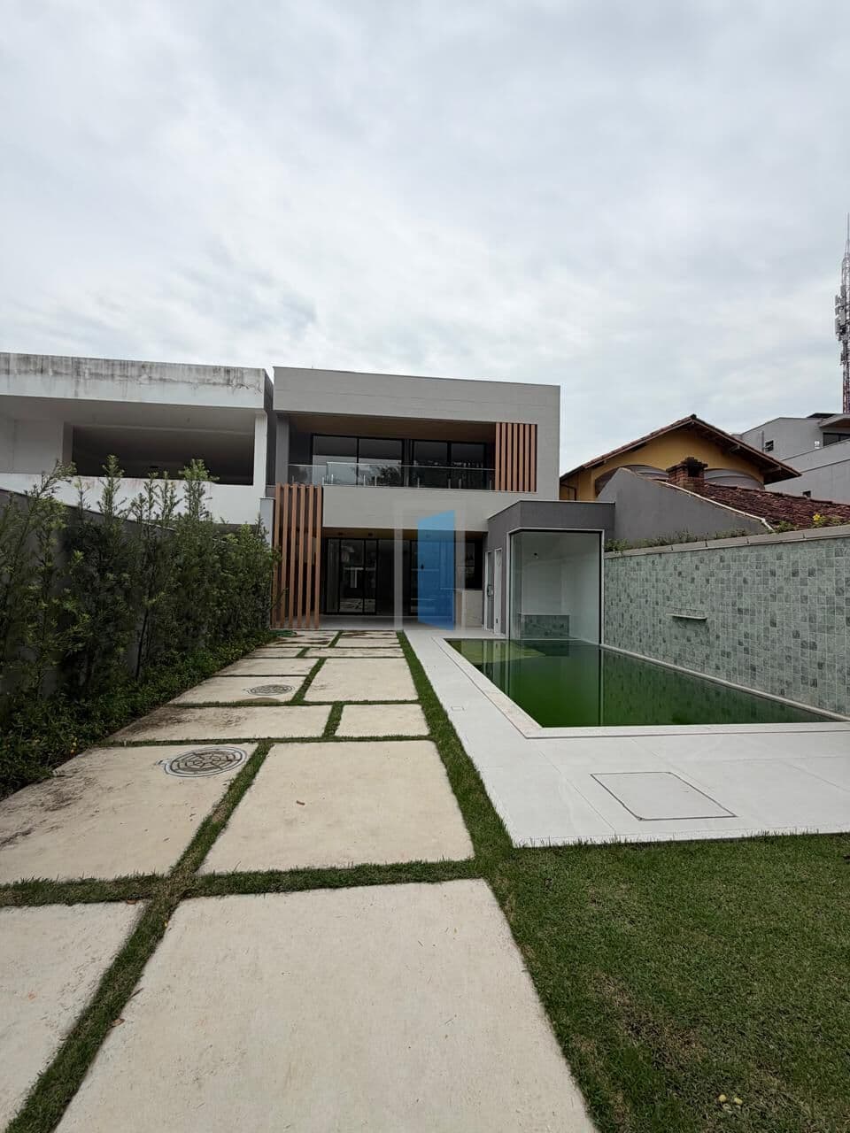 Casa Triplex Contemporânea no Rio Mar | 350m² | Piscina Privativa