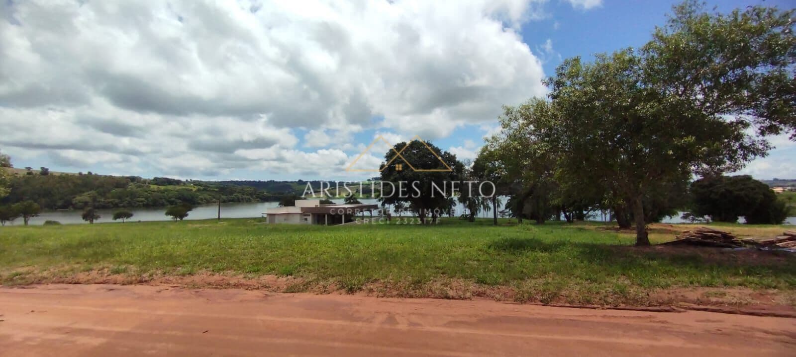 Terreno em loteamento com vista para represa