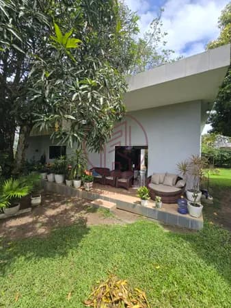 Linda casa térrea em condomínio de Aldeia, mobiliada e com 3 quartos, à venda, com preço de oportunidade.