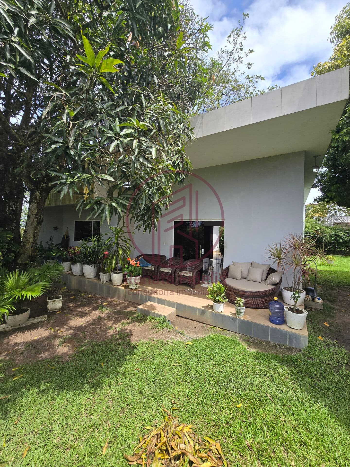 Linda casa térrea em condomínio de Aldeia, mobiliada e com 3 quartos, à venda, com preço de oportunidade.