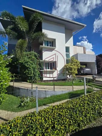 Linda casa triplex com elevador à venda em Aldeia