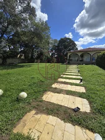 Casa com 2.500m total + 4 quartos