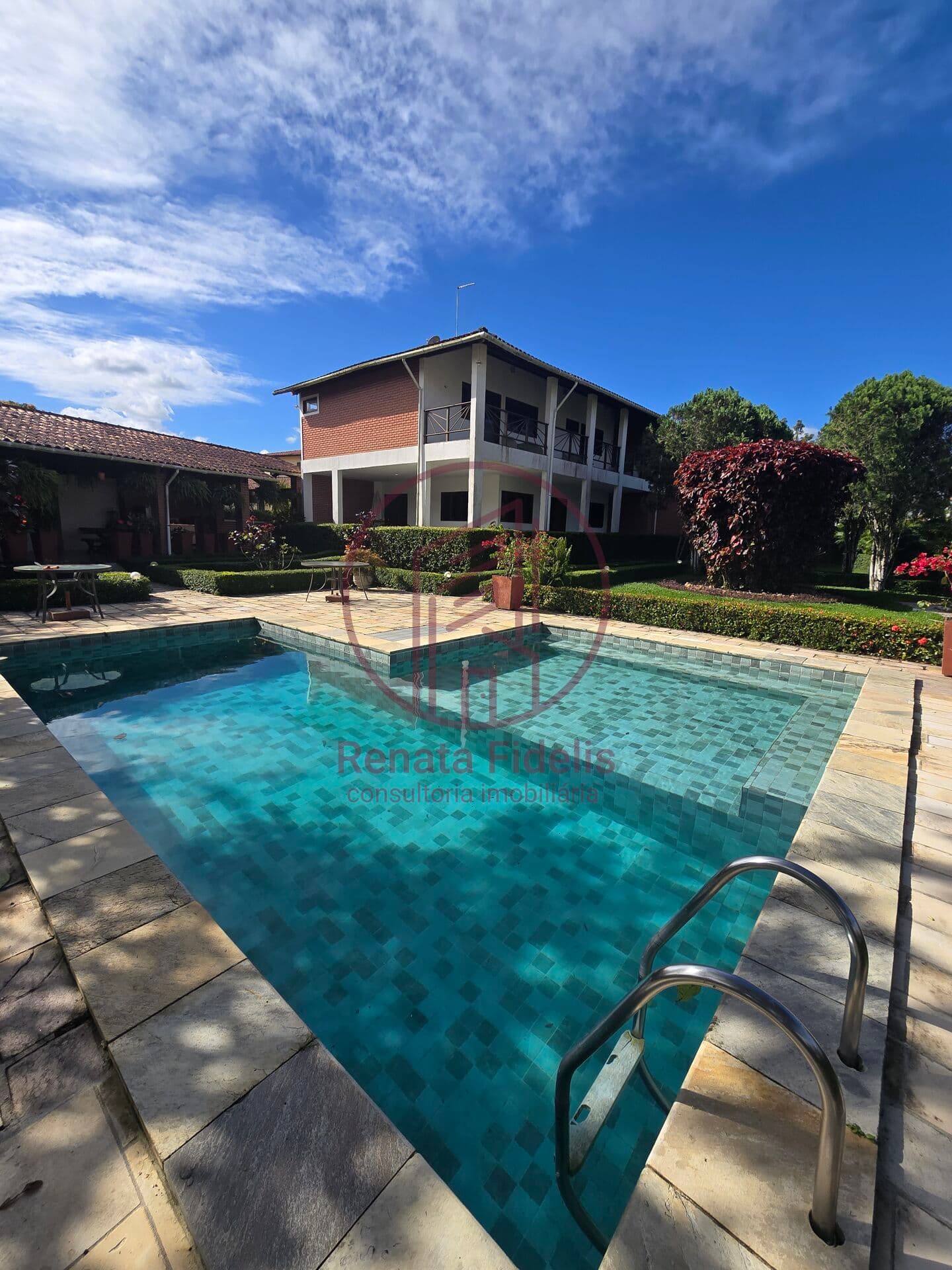 Vendo casa com 9 quartos e dependência em condomínio de Aldeia