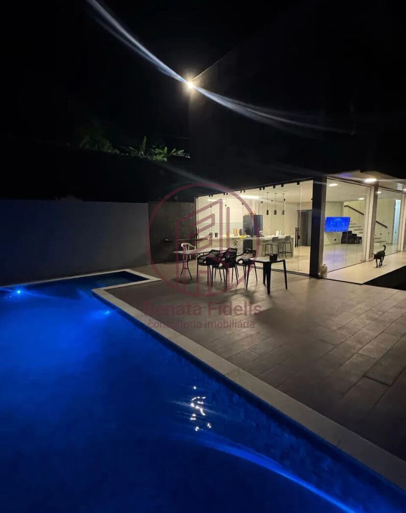 Casa à venda fora de condomínio com piscina privativa