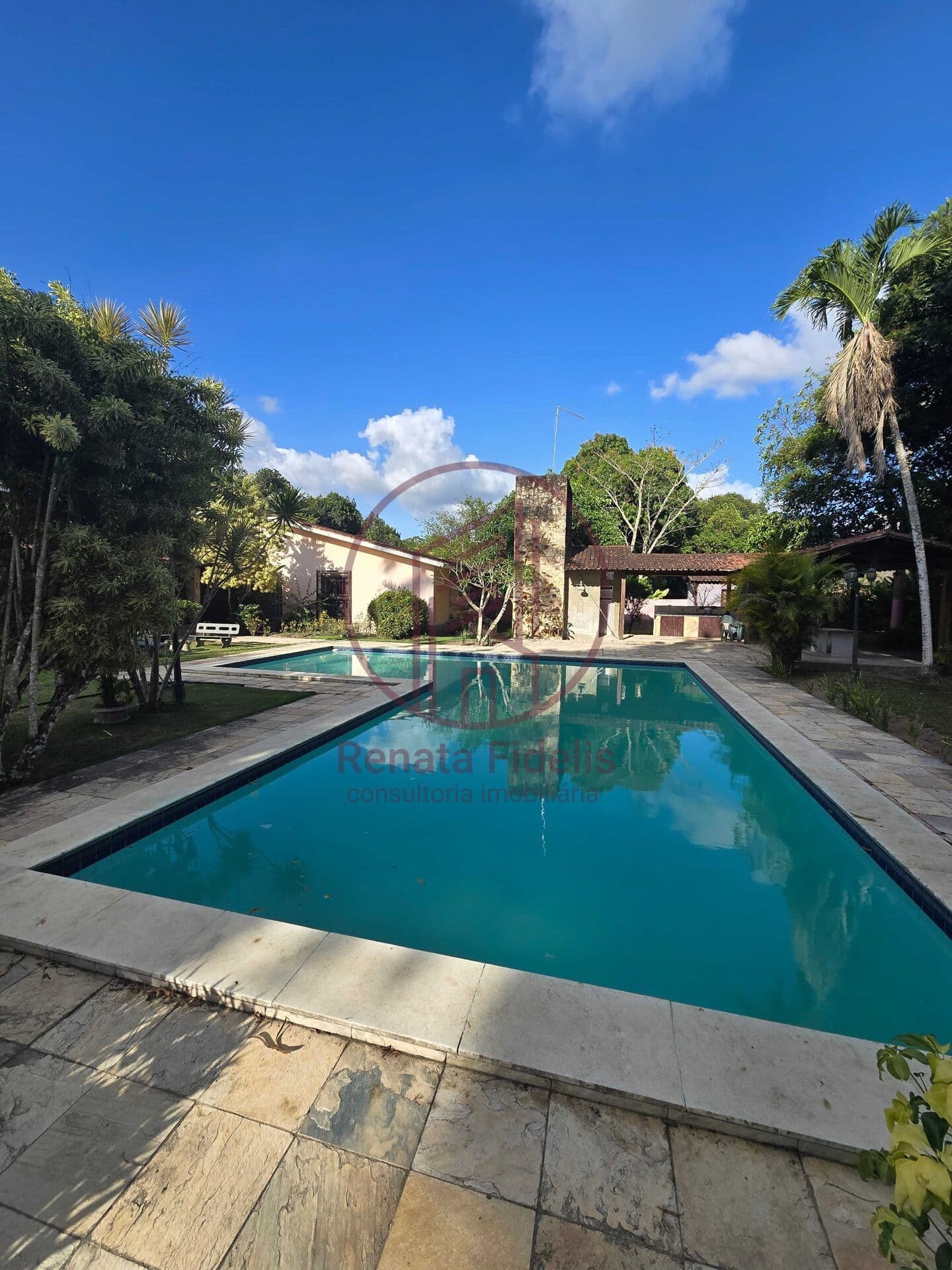 Casa com piscina e mobiliada em terreno de 1800 m² em condomínio de Aldeia