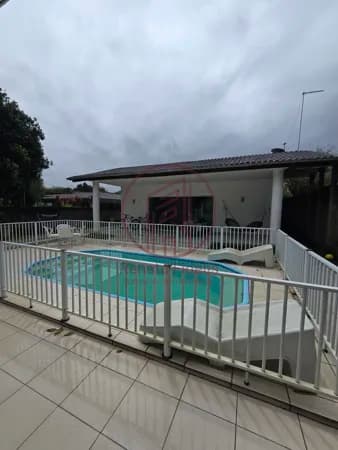 Casa disponível para locação com 4 suítes e piscina