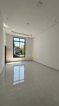 Casa com piscina em condomínio
