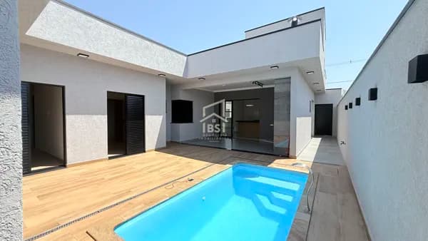 Casa com piscina em condomínio