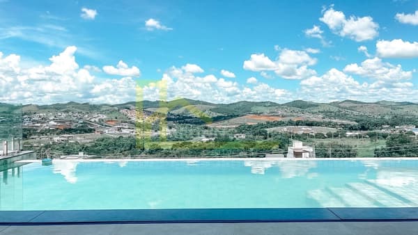 Lindíssimo Sobrado em condomínio - 3 suites- 4 vagas - Piscina com borda Infinita