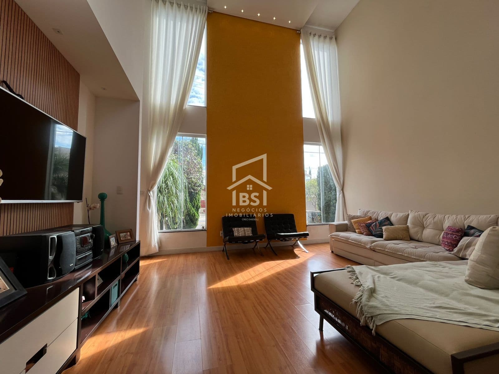 🏡 Casa térrea com escritório no mezanino em condomínio