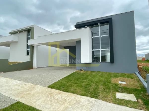 Casa nova em condomínio