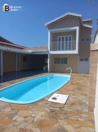 Sobrado com piscina e quarto na parte inferior R$449 mil