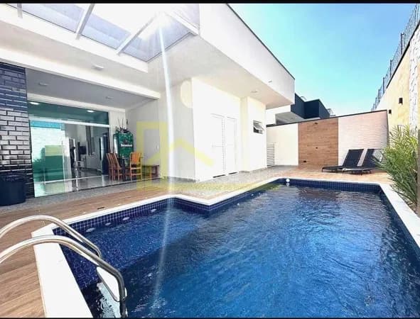 Casa com piscina em Condomínio