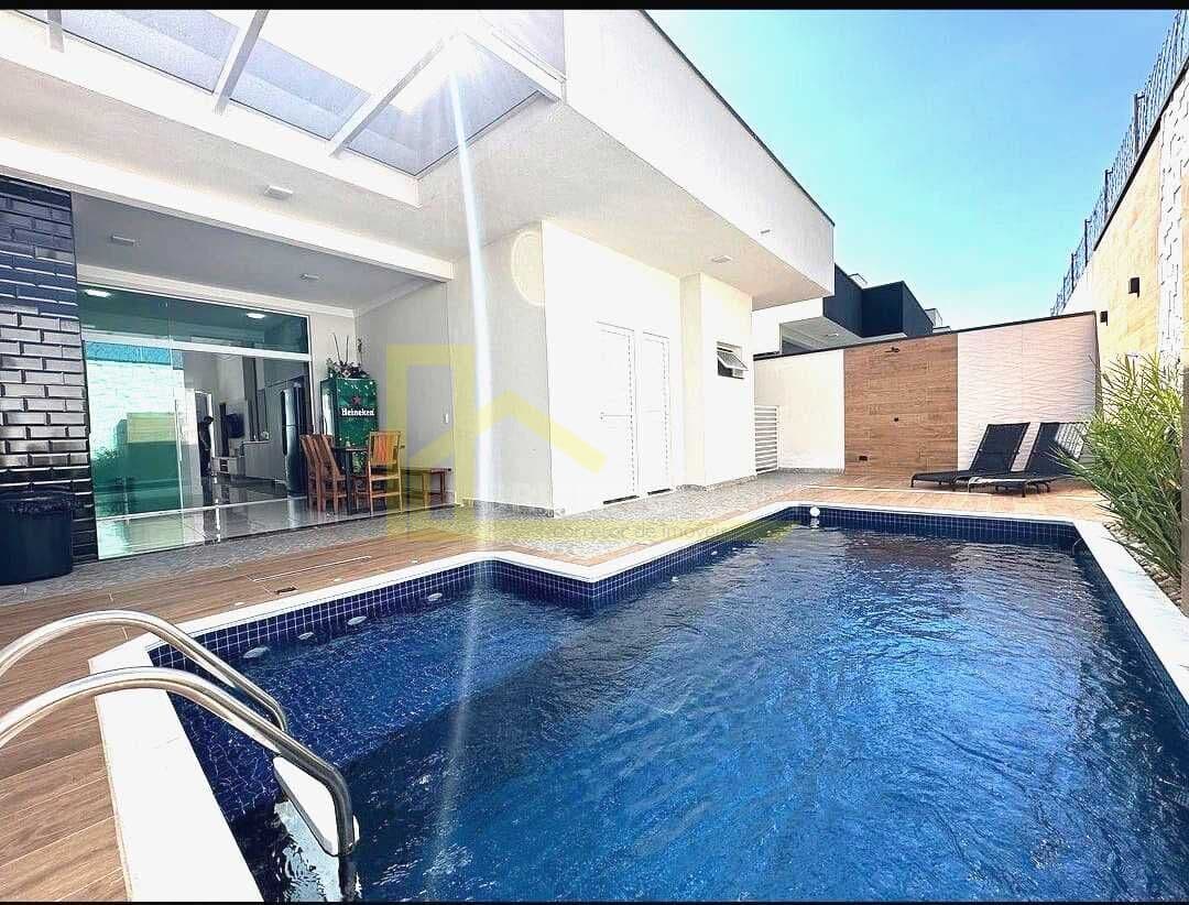 Casa com piscina em Condomínio
