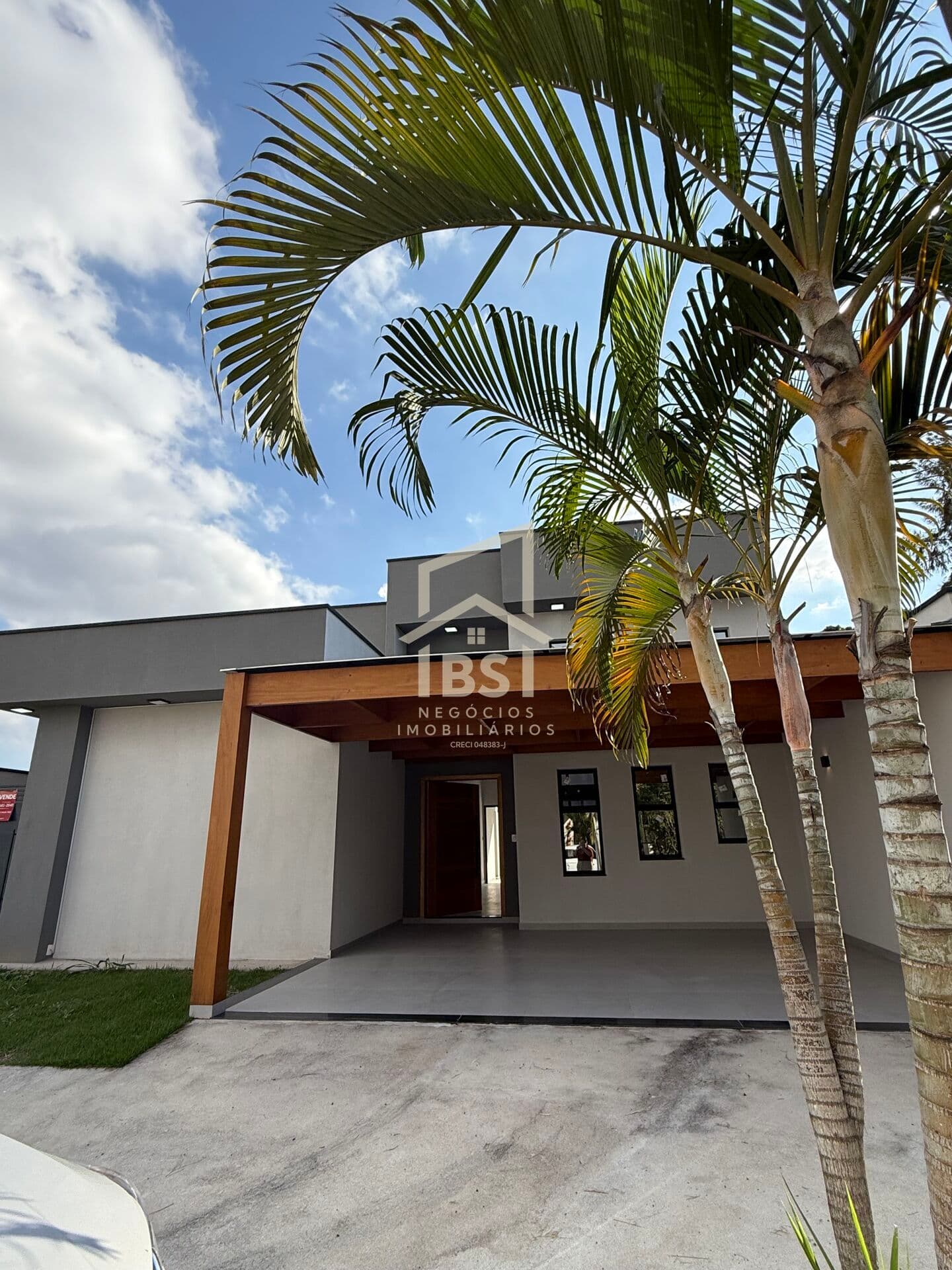 🏡 LINDA CASA TÉRREA COM PISCINA EM CONDOMÍNIO – R$890.000,00