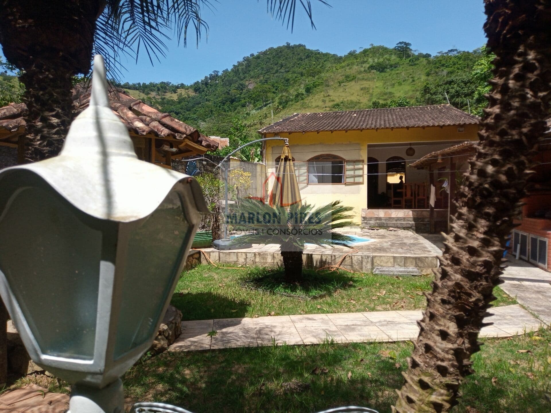 Casa colonial com piscinal e quintal grande à venda em Conceição de Macabu-RJ