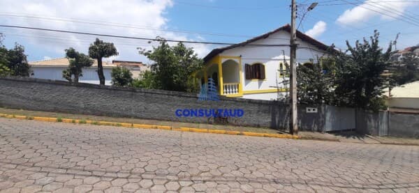 Casa e amplo terreno para venda em São Lourenço/MG