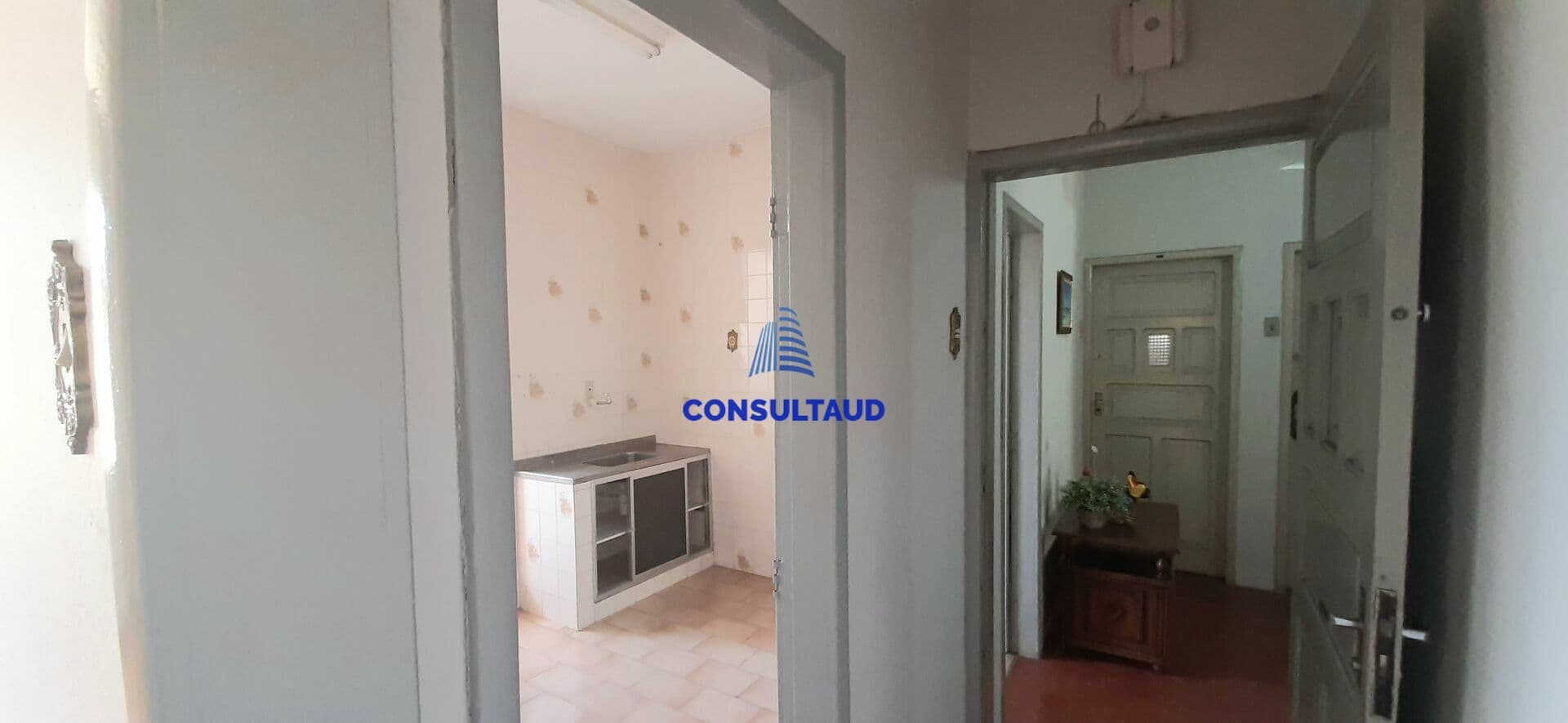 Apartamento para locação no Centro de São Lourenço.