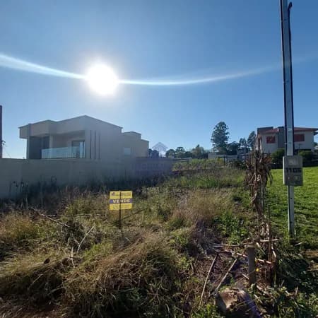 Terreno plano pronto para construir