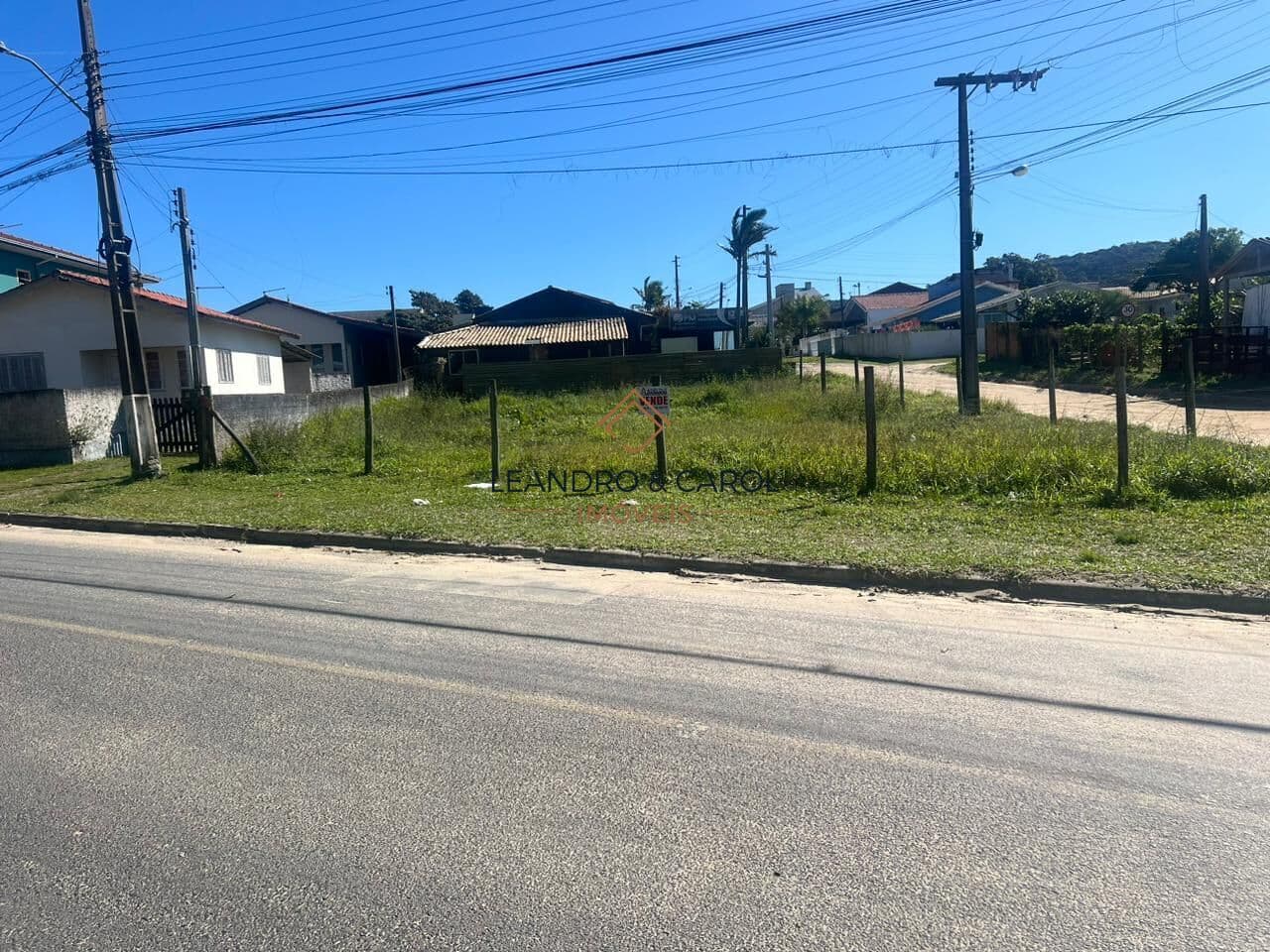 TERRENO DE ESQUINA PRÓXIMO DA PRAIA