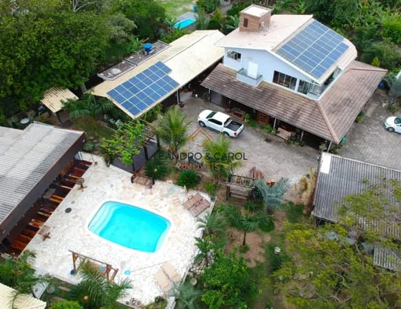 CASA COM AMPLO TERRENO, JARDINAGEM E POMAR