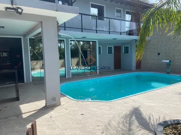 CASA COM PISCINA PRÓXIMO DA PRAIA