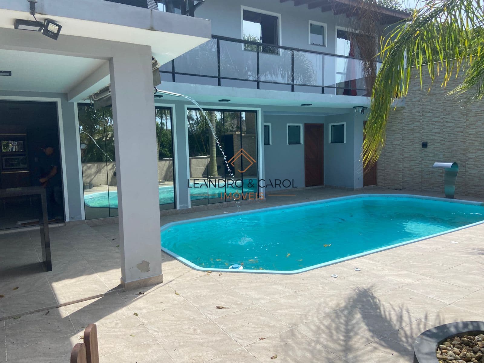 CASA COM PISCINA PRÓXIMO DA PRAIA