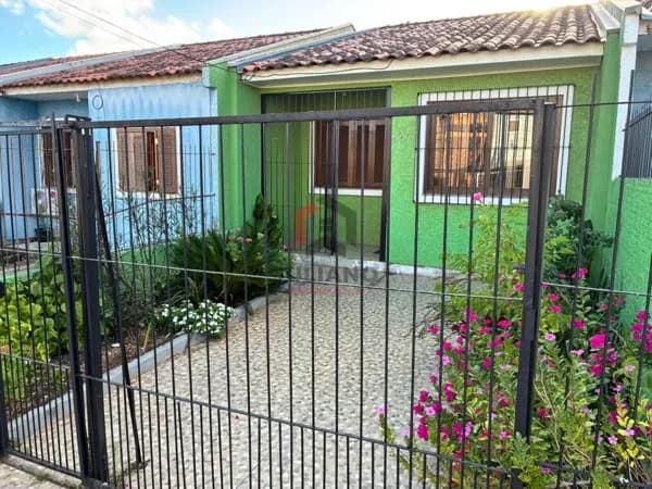 Casa 2 Dormitórios com Pátio e Vaga no Bairro Hípica em Porto Alegre