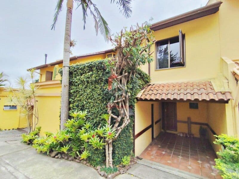 Casa em Condomínio 2 dormitorio 2 suites no bairro Jardim Sabara