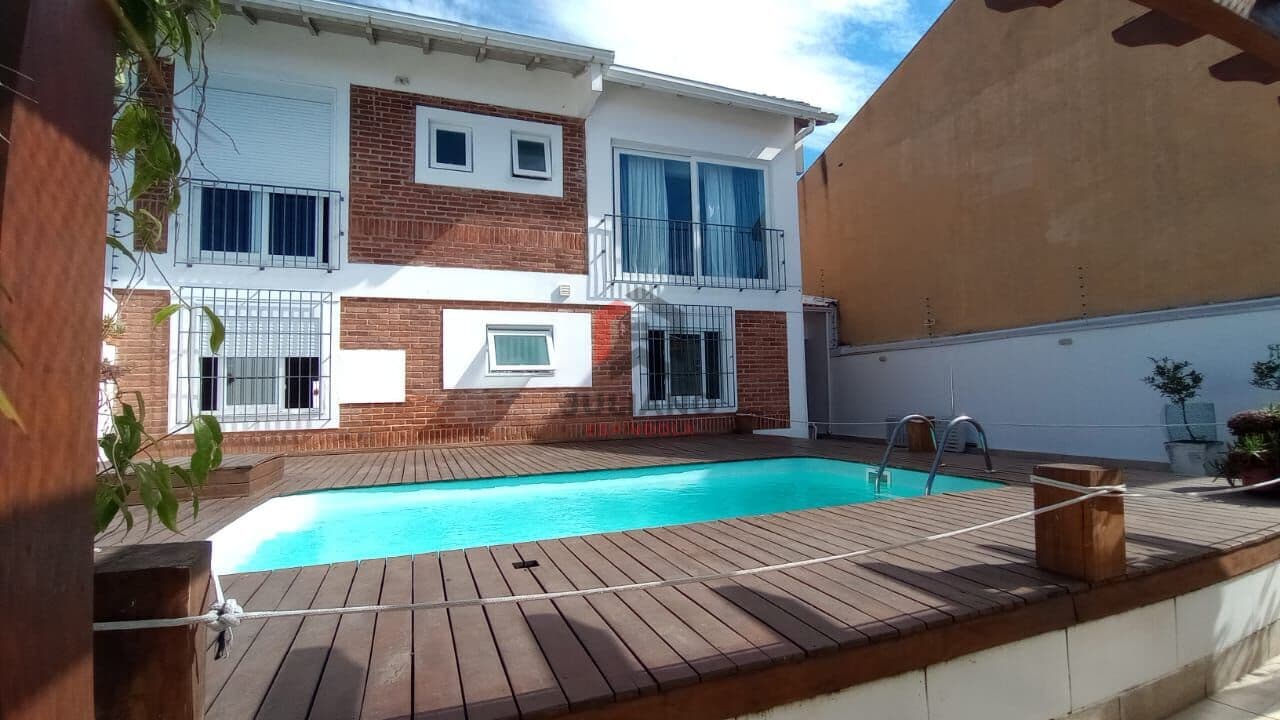 Casa de 4 dormitórios, sendo 3 suítes no bairro Jardim Planalto, Porto Alegre/RS