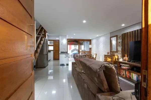Casa em Condomínio com 3 Quartos, Suíte e Piscina na Hípica – Porto Alegre