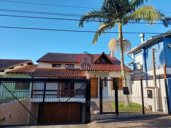 Casa com Piscina e 3 Dormitórios no Bairro Ipanema
